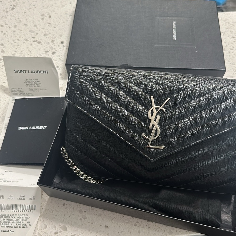 CLASSIC CASSANDRE CHAIN WALLET IN GRAIN DE POUDRE LEATHER
